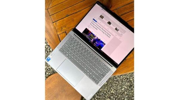 Engsel layarnya dapat dibuka hingga 180 derajat dengan desain form factor clamshell