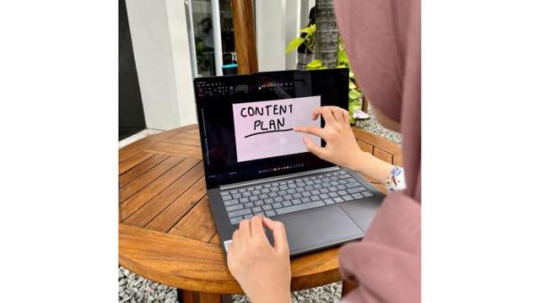 Layar laptop premium ini juga mendukung refresh rate 120Hz