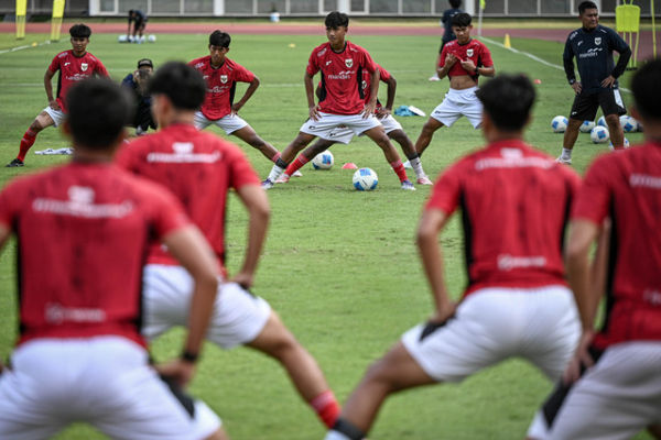 Sejumlah pesepak bola Timnas Indonesia U-17 mengikuti sesi latihan di Stadion Madya, Kompleks GBK, Senayan, Jakarta, Rabu (15/10/2025). Foto: Fauzan/ANTARA FOTO