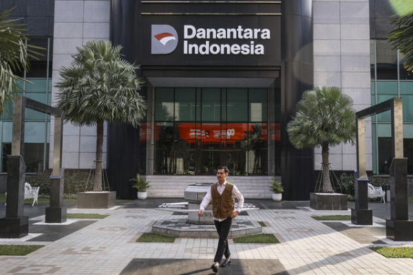 Pegawai berjalan di halaman Wisma Danantara Indonesia, Jakarta, Senin (8/9/2025). Foto: Dhemas Reviyanto/ANTARA FOTO