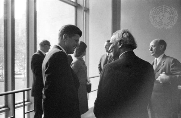 Sesaat setelah menyampaikan pidato di Sidang Majelis Umum PBB ke-16 pada 25 September 1961, Presiden AS, John F. Kennedy, berbincang dengan Menteri Pertahanan India, Krishna Menon, di Indonesian Lounge. Foto: UN Photo