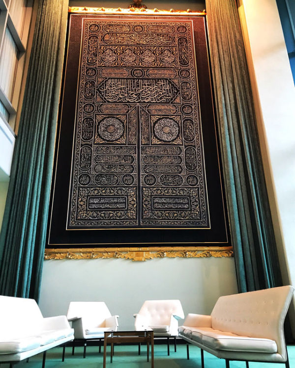 Kiswah, yang sebelumnya menyelimuti pintu Ka'bah di Mekah dan dihadiahkan oleh Pemerintah Arab Saudi untuk PBB, saat ini berada di Indonesian Lounge. Foto: UN Visitor Centre 