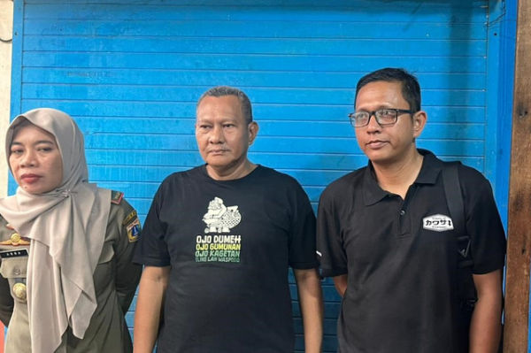 Panit Reskrim Polsek Pancoran Ipda Simon Aritonang dan Ketua RT 004 RW 004 Kelurahan Kalibata Damiri usai pertemuan dengan Epy Kusnandar dan Karina Ranau di Kalibata, Jakarta Selatan, Senin (20/10/2025). Foto: Nasywa Athifah/kumparan