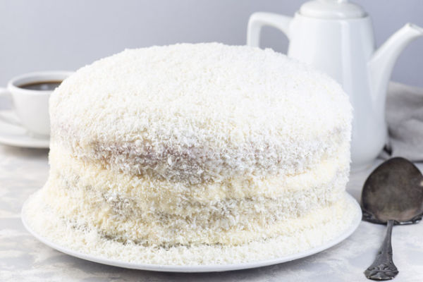 Ilustrasi coconut cake cream cheese. Foto: Iuliia_n/Shutterstock