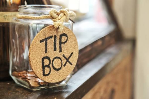 Ilustrasi memberikan uang tip Foto: Shutter Stock