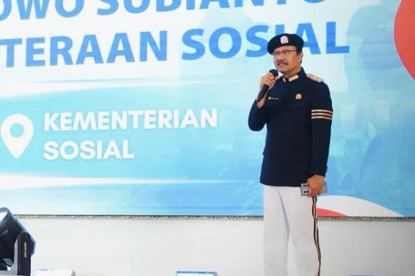 Mensos Saifullah Yusuf memperkenalkan almamater resmi untuk wali asuh dan wali asrama Sekolah Rakyat di Gedung Aneka Bakti Kementerian Sosial, Senin (20/10/2025). Foto: Kemensos RI