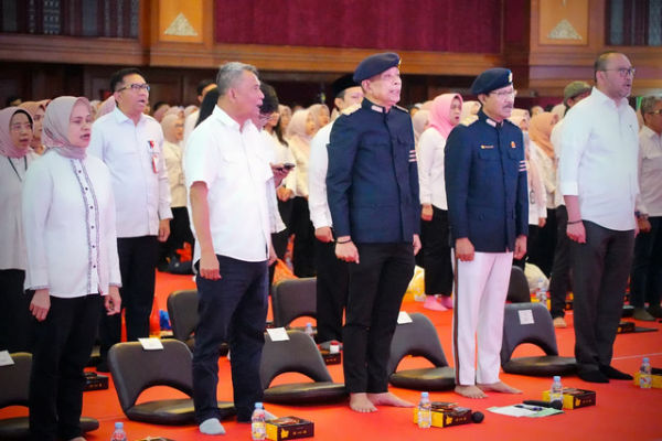 Mensos Saifullah Yusuf memperkenalkan almamater resmi untuk wali asuh dan wali asrama Sekolah Rakyat di Gedung Aneka Bakti Kementerian Sosial, Senin (20/10/2025). Foto: Kemensos RI