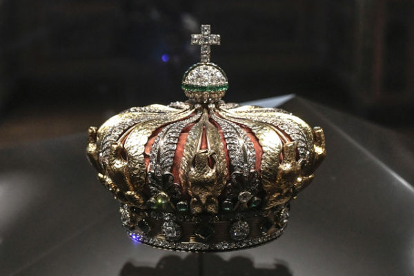 Perhiasan di Louvre museum. Foto: Stephane De Sakutin/AFP