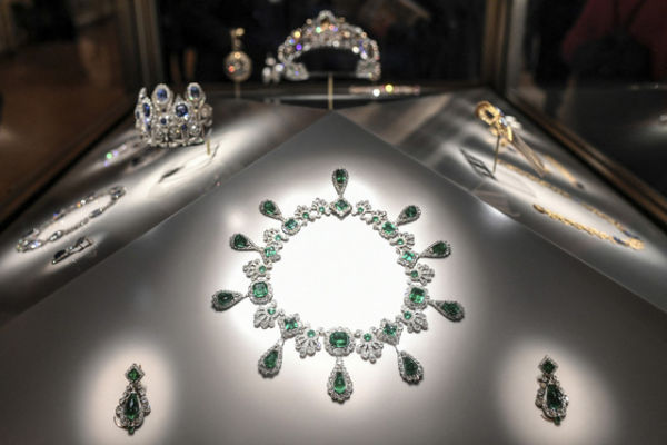 Perhiasan di Louvre museum. Foto: Stephane De Sakutin/AFP
