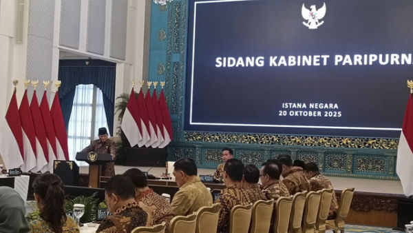 Presiden Prabowo menyampaikan paparan saat sidang kabinet paripurna di Istana Negara, Jakarta, Rabu (20/10/2025). Foto: Zamachsyari/kumparan