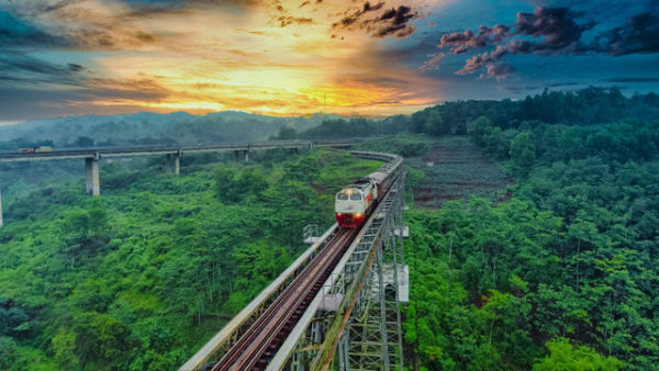 Ilustrasi jembatan kereta api terpanjang di Indonesia. Foto: Akhmad Dody Firmansyah/Shutterstock