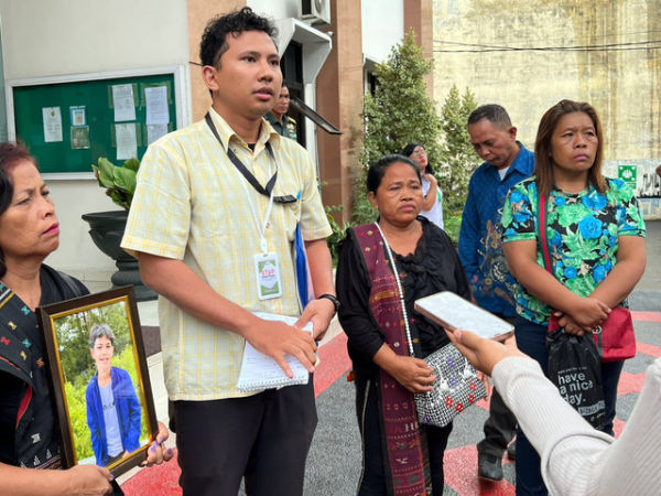 Lenny Damanik (ketiga kiri) bersama pengacara publik LBH Medan, Richard Hutapea, di Pengadilan Militer I/02 Medan, Senin (20/10/2025). Foto: Dok. LBH Medan