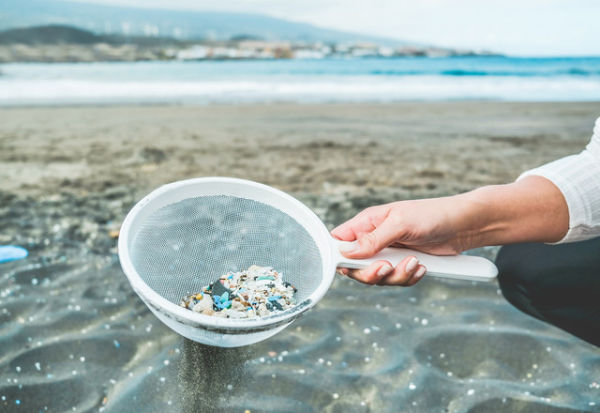 Ilustrasi mikroplastik di pantai. Foto: Shutterstock