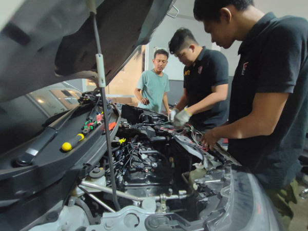 Proses konversi BBG pada Toyota Avanza oleh Komogas di bengkel SuperMekanik. Foto: Dok. Komogas