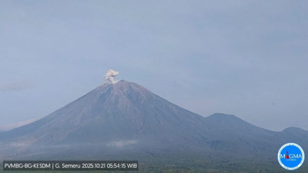 Erupsi beruntun Gunung Semeru pada Selasa (21/10) pagi. Foto: Dok. PVMBG