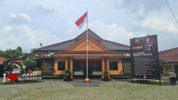 POLWAN SELINGKUH - Ilustrasi Kantor Polres Blitar Kota. Seorang oknum polwan Polres Blitar Kota diduga selingkuh dengan seorang oknum anggota DPRD Kota Blitar. Keduanya terjaring dalam penggerebekan di sebuah hotel di Kota Batu pada Sabtu (18/10/2025).