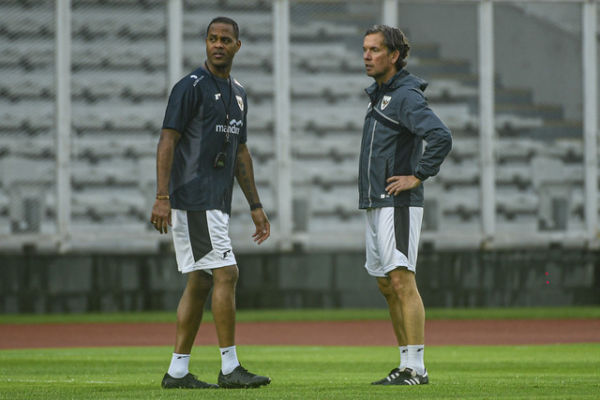 Pelatih Timnas Indonesia Patrick Kluivert (kiri) bersama Alex Pastoor (kanan) memperhatikan anak asuhnya berlatih jelang pertandingan Kualifikasi Piala Dunia 2026 di Stadion Madya, komplek GBK, Senayan, Sabtu (22/3/2025). Foto: ANTARA FOTO/Muhammad Adimaja