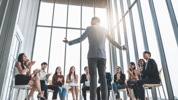 Jadi pemimpin harus waspada, jika tidak bisa terjebak dalam lingkaran pujian palsu. Foto: Shutterstock