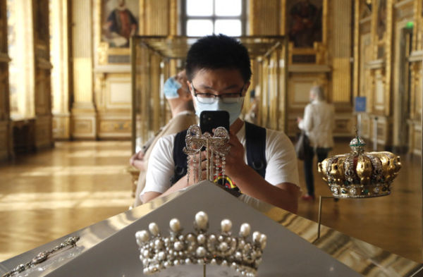 Perhiasan di Louvre museum. Foto: Francois Guillot/AFP