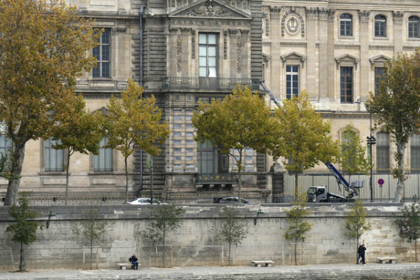 Suasana diluar saat perampokan di Museum Louvre, Paris, Prancis, Minggu (19/10/2025).  Foto: Dimitar Dilkoff/AFP
