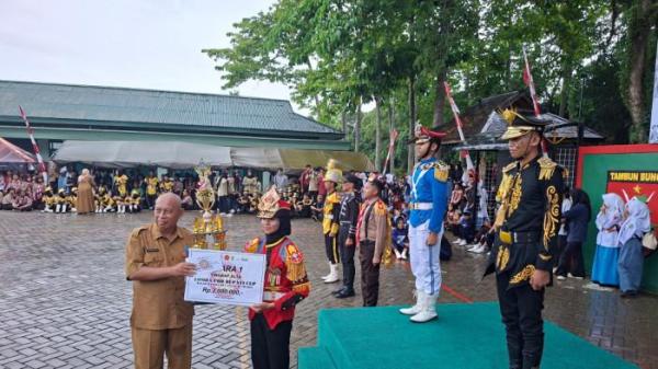 Peserta Lomba PBB dari MAN 2 HST saat menerima piala dan piagam 22