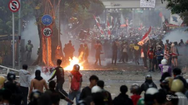 TEMUAN KOMNAS HAM — Warga menggelar aksi di depan Mako Brimob Kwitang, Jakarta, Jumat (29/8/2025), menuntut pengusutan kasus penabrakan pengemudi ojek online oleh kendaraan taktis Brimob. Pada Selasa, 2 September 2025, Ketua Komnas HAM Anis Hidayah merilis data sedikitnya 10 orang meninggal dunia, sebagian diduga akibat kekerasan aparat selama eskalasi demonstrasi di Indonesia sejak 25 Agustus 2025.