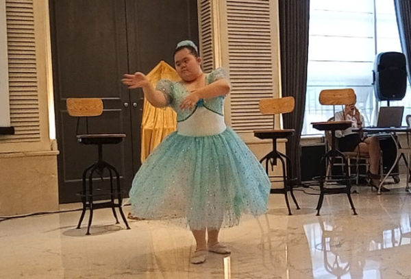 Nadya, Penyandang Down Syndrome Piawai Menari Balet dan Punya Bisnis Kuliner (1)