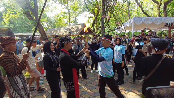 Prosesi Pengambilan Api Abadi di lokasi Wisata Kayangan Api, sebagai rangkaian peringatan Hari Jadi Bojonegoro (HJB) ke-348 tahun 2025. Minggu (19/10/2025). (Aset: Istimewa)
