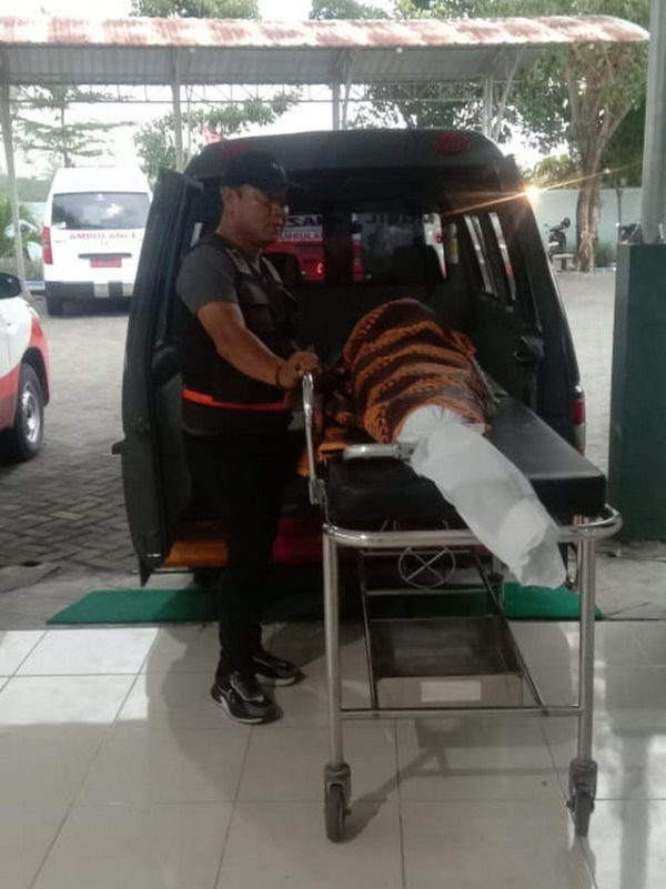 Mayat Jinar (79), warga Desa Sumberjo, Kecamatan Margomulyo, Kabupaten Bojonegoro, saat hendak dibawa pulang dari RSUD Bojonegoro. (Aset: Istimewa)