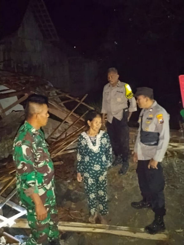 Petugas saat lakukan olah TKP di lokasi rumah milik Mini (80) di Dusun Kalidandang, Desa Napis, Kecamatan Tambakrejo, Kabupaten Bojonegoro, yang roboh. Jumat (17/10/2025) (Aset: Istimewa)