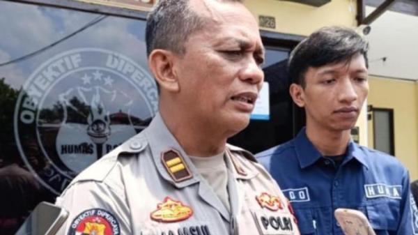 POLWAN DIGEREBEK - Kepala Seksi Humas Polres Blitar Kota, Iptu Samsul Anwar saat ditemui Senin (20/10/2025) membenarkan kabar penggerebekan terhadap NW, Polwan Polres Blitar Kota di sebuah hotel di Kota Batu oleh personel Polres Kota Batu. NW diduga berselingkuh dengan anggota DPRD Kota Blitar, GP.
