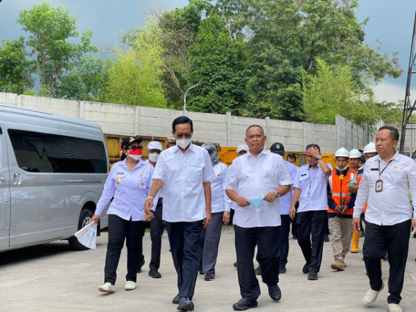 Gubernur DIY, Sultan HB X, bersama bupati dan wali kota se-DIY meninjau tiga lokasi pengolahan sampah, Selasa (21/10). Foto: Pandangan Jogja/Resti Damayanti