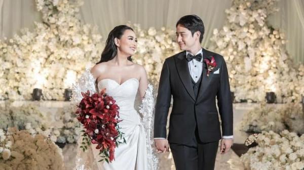 PENGANTIN BARU - Momen pesta resepsi pernikahan pasangan artis Amanda Manopo dan Kenny Austin dicapture Minggu (12/10/2025).