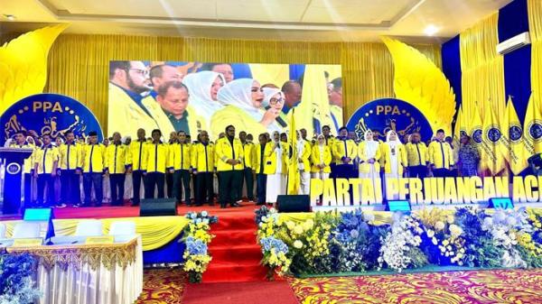 Ketum PPA Prof Adjunct Dr Marniati MKes didampingi Dewan Pembina Dedi Zefrizal ST dan kader partai mengibarkan bendera pataka PPA pada deklarasi dan pelantikan pengurus PPA di Amel Convention Hall, Banda Aceh, Selasa (21/10/2025).