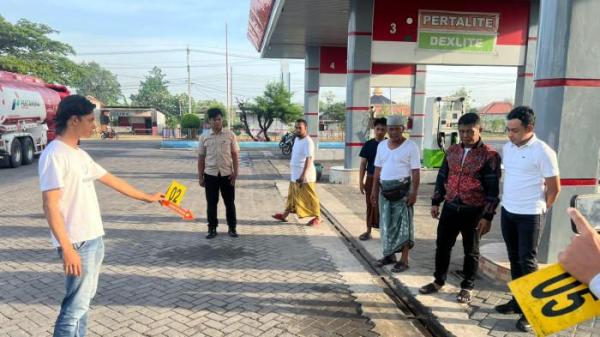 PEMBACOKAN - Aksi penganiayaan menggunakan Senjata Tajam (Sajam) terjadi di wilayah Kabupaten Sampang, Madura. Satreskrim Polres Sampang saat melakukan olah Tempat Kejadian Perkara (TKP) di area SPBU 5469206, Jalan Raya Camplong, Desa Tambaan, Kecamatan Camplong, Sampang, Senin (20/10/2025).