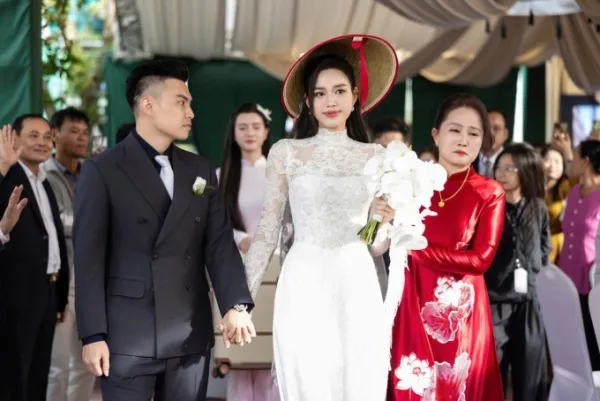 Miss Vietnam 2020 Do Thi Ha (C) accompanied by her mother (far R) and husband at her bridal procession on Oct. 22, 2025. Photo courtesy of Ha