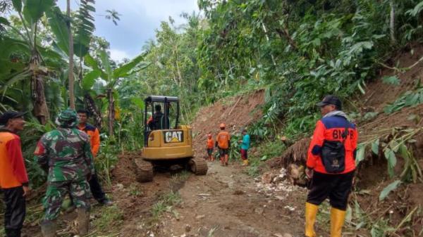 LONGSOR — Para petugas dari BPBD Kabupaten Purbalingga saat melakukan penanganan terhadap dampak longsor di Desa Kaliori, Kecamatan Karanganyar, Kabupaten Purbalingga, Rabu (22/10/2025).