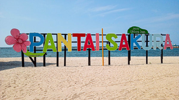 Pantai Sakura. Foto: Rifki Aldi Ramadhani/Shutterstock