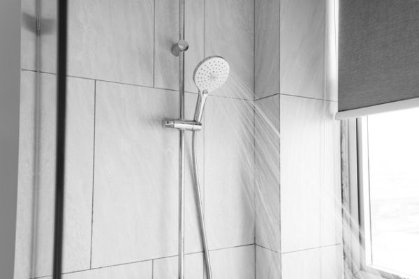 Ilustrasi shower di kamar mandi. Foto: Shutterstock