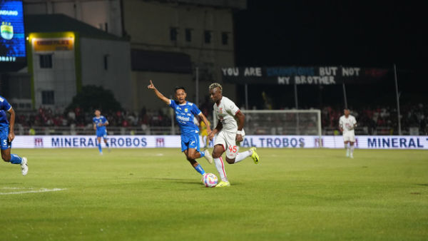 Malut United vs Persib Bandung dalam laga pekan ke-31 Liga 1 2024/25 di Stadion Gelora Kie Raha, Ternate, pada Jumat (2/5/2025). Foto: dok malut