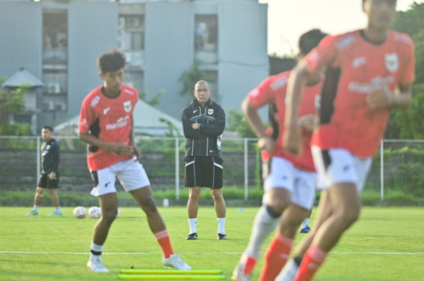 Pelatih Timnas U-17 Indonesia Nova Arianto (tengah) memimpin pemusatan latihan di lapangan Gelora Samudra, Badung, Bali, Selasa (8/7/2025). Foto: ANTARA FOTO/Fikri Yusuf
