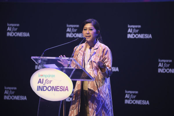 Menteri Komunikasi dan Digital Meutya Hafid memberikan keynote speech pada acara kumparan AI for Indonesia 2025 di The Ballroom at Djakarta Theater, Jakarta Pusat, Kamis (23/10/2025). Foto: Aditia Noviansyah/kumparan