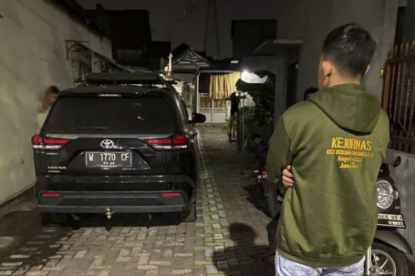 Kasat Reskrim Polres Jember AKP Angga Riatma bersama tim menggerebek lokasi persembunyian pelaku pemerkosaan mahasiswi. Foto: Dok. Satreskrim Polres Jember