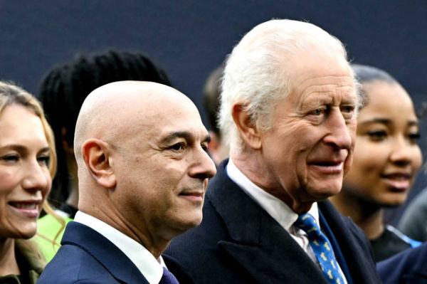 Mantan negosiator perdamaian Israel Daniel Levy (kanan) bersama Raja Charles III. Foto: Justin Tallis/AFP
