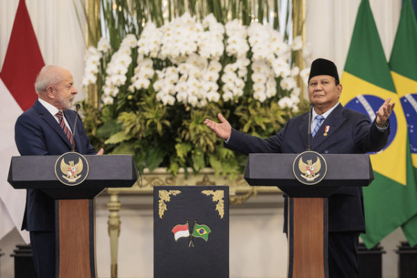 Presiden Prabowo Subianto dan Presiden Brasil Luiz Inacio Lula da Silva menyampaikan keterangan pers saat melakukan pertemuan kenegaraan di Istana Merdeka, Jakarta, Kamis (23/10/2025). Foto: Yasuyoshi Chiba/AFP