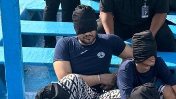 DIPINDAHKAN KE NUSAKAMBANGAN - Pemindahan Ammar Zoni dan tahanan lainnya itu dilakukan Kamis (16/10/2025) dini hari dengan pengawalan dari petugas Pengamanan Intelejen dan Kepatuhan Internal Ditjenpas, bersama Polres Jakarta Timur dan Mabes Polri. Di foto terlihat Ammar Zoni mengenakan penutup kepala hitam dan tangan terborgol saat dipindahkan.  Terbaru, Ammar Zoni meminta sidangnya dilakukan tatap muka.