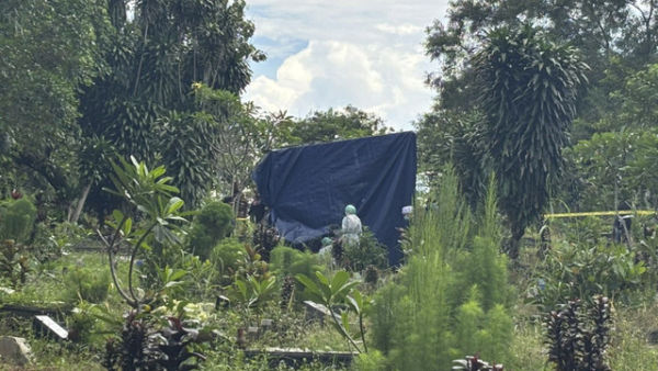 Suasana saat proses ekshumasi makam Rasya, bocah 6 tahun yang tewas dianiaya ibu tiri di Bojong Gede, Kabupaten Bogor, Jawa Barat, Kamis (23/10/2025). Foto: Amira Nada Fauziyyah/kumparan