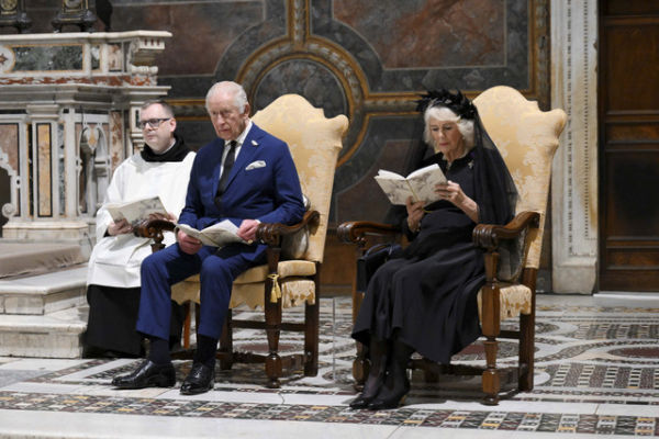 Raja Charles dan Ratu Camilla mengikuti ibadah bersama pertama antara seorang raja Inggris dan seorang Paus di Kapel Sistina, Vatikan, Kamis (23/10/2025). Foto: Vatican Media/Handout via REUTERS