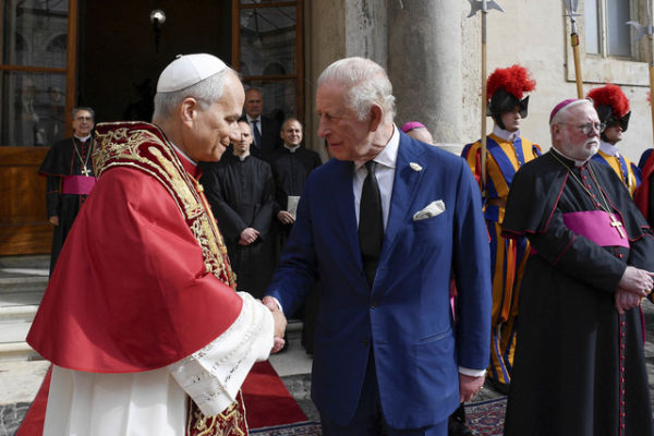 Paus Leo XIV berjabat tangan dengan Raja Charles Inggris setelah melaksanakan ibadah ekumenis di Vatikan, Kamis (23/10/2025). Foto: Vatican Media/Handout via REUTERS