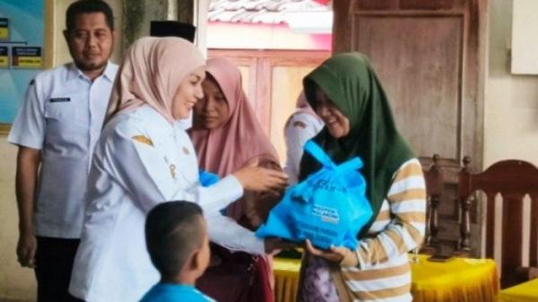 BANTUAN PANGAN - Bupati Kendal Dyah Kartika Permanasari menyalurkan bantuan untuk anak berpotensi stunting di Kecamatan Patebon, Selasa (20/5/2025). Penyaluran dilakukan selama 8 bulan dan dievaluasi sebulan sekali.